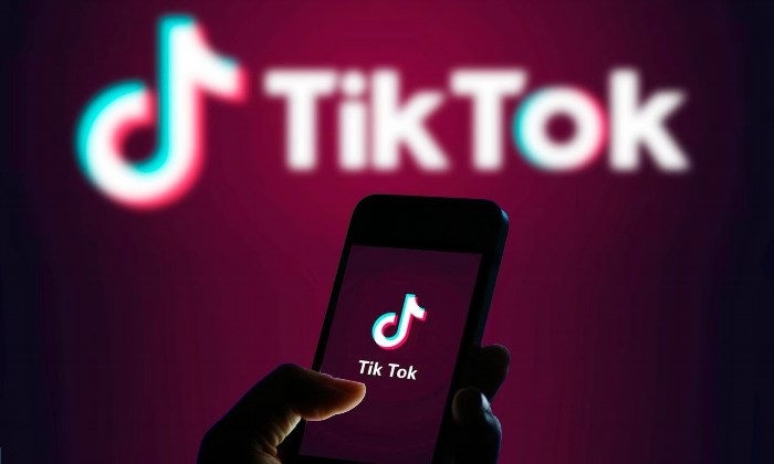 TikTok là một ứng dụng video ngắn trực tuyến, cho phép người dùng tạo và chia sẻ các video ngắn, vui nhộn và sáng tạo. TikTok đã trở thành một hiện tượng toàn cầu và được sử dụng rộng rãi bởi các người dùng trên khắp thế giới.