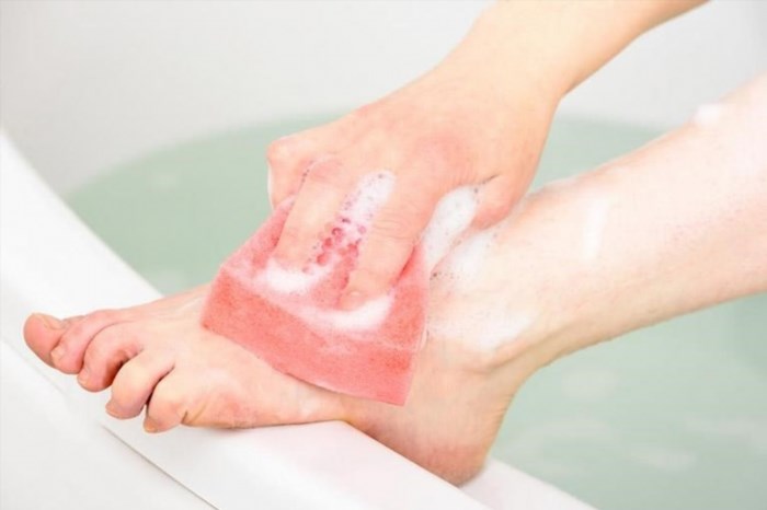 Cần phối hợp vệ sinh chân đều đặn khi áp dụng phương pháp xử lý mùi chân tại nhà để đạt được kết quả tốt.