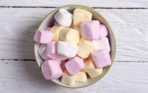 Nuốt kẹo mềm Marshmallow có thể bám vào và kéo xương xuống.