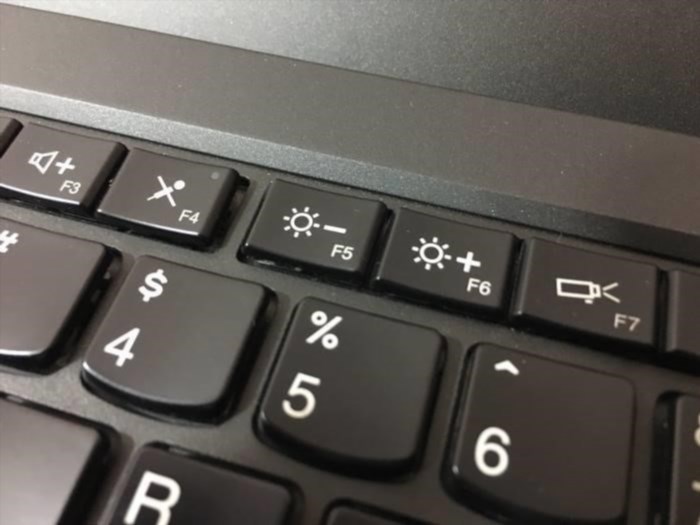 Bạn có thể chỉnh độ sáng màn hình bằng bàn phím bằng cách sử dụng các phím chức năng trên bàn phím của bạn. Thông thường, bạn có thể sử dụng các phím có biểu tượng mặt trời hoặc các phím mũi tên lên/xuống để điều chỉnh độ sáng màn hình.