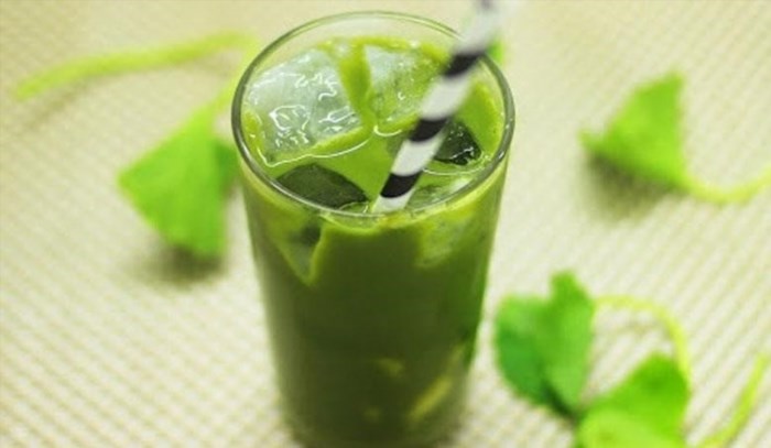 Nước ép rau má đậu xanh là một loại đồ uống bổ dưỡng, được chiết xuất từ rau má và đậu xanh, có tác dụng tăng cường sức khỏe và cung cấp nhiều dưỡng chất cho cơ thể.