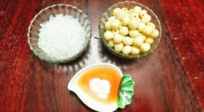 Nguyên liệu làm mứt sen gồm sen tươi, đường và một số gia vị như muối, vani hay quế, được chế biến theo quy trình đặc biệt để tạo ra món mứt thơm ngon, mịn màng và có hương vị độc đáo của sen.