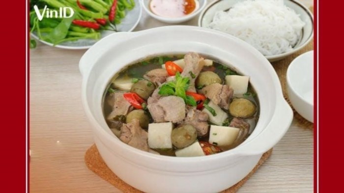 Vịt om sấu khoai sọ là một món ăn truyền thống của vùng miền Nam Việt Nam, được chế biến từ vịt và sấu, kết hợp với khoai sọ để tạo nên một hương vị độc đáo và hấp dẫn.