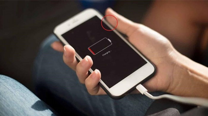 Để mở nguồn iPhone khi hết pin, bạn cần sử dụng cáp sạc và kết nối thiết bị với nguồn điện. Sau đó, đợi một thời gian để pin được sạc đầy và bạn có thể khởi động lại iPhone bình thường.