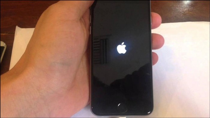 Hướng dẫn mở nguồn iPhone 8, 8 Plus bao gồm các bước đơn giản để bật nguồn cho thiết bị, bao gồm việc nhấn và giữ nút nguồn trên cạnh hoặc đỉnh của điện thoại, sau đó chờ đợi cho đến khi biểu tượng Apple xuất hiện trên màn hình.