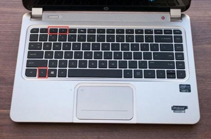 Bạn có thể điều chỉnh độ sáng màn hình laptop bằng tổ hợp phím có sẵn trên bàn phím. Thông thường, bạn có thể sử dụng tổ hợp phím Fn (Function) kết hợp với các phím đặc biệt như F5, F6 hoặc các biểu tượng mặt trời nhỏ để tăng hoặc giảm độ sáng màn hình.