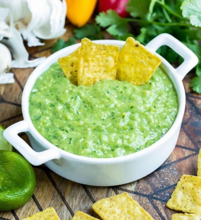 Cách làm sốt Salsa Verde bao gồm việc sử dụng các nguyên liệu như rau mùi, tỏi, ớt xanh, cà chua và nước chanh để tạo ra một loại sốt thượng hạng, mang hương vị đặc trưng của ẩm thực Mexico.