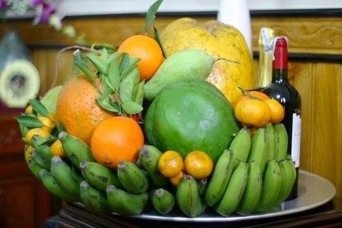Mâm ngũ quả miền Trung bao gồm các loại quả như mận, xoài, dừa, mãng cầu và bưởi, tượng trưng cho sự phong phú và đa dạng của vùng đất miền Trung Việt Nam.