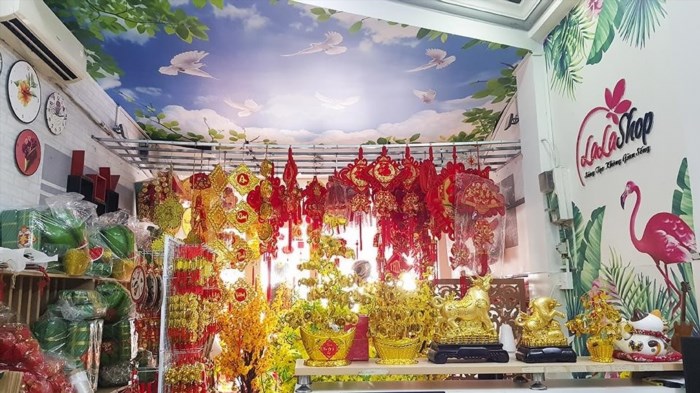 Lala Shop là một cửa hàng chuyên bán đồ trang trí Tết giá rẻ, được đánh giá là uy tín, và nằm tại thành phố Hồ Chí Minh.