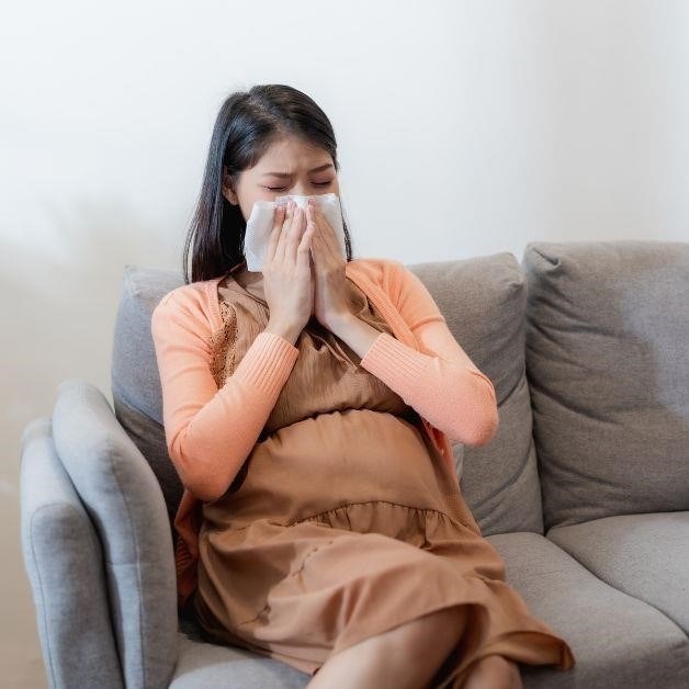 Mối nguy lớn khi bị cảm cúm trong thời kỳ mang thai là tác động tiêu cực đến sức khỏe của cả mẹ và thai nhi, có thể gây ra biến chứng và nguy hiểm cho quá trình mang thai và sinh con.