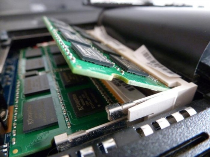 Lắp thêm RAM cho máy tính giúp tăng hiệu suất hoạt động của máy, cải thiện khả năng xử lý dữ liệu và mở rộng khả năng lưu trữ.