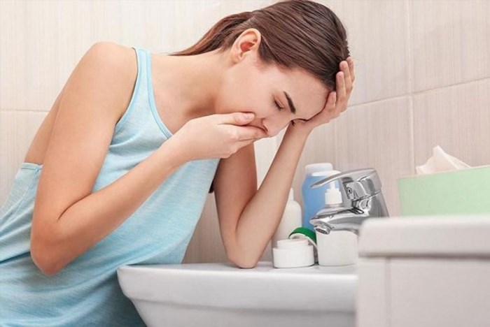 Triệu chứng buồn nôn ốm nghén là một trong những dấu hiệu phổ biến của thai kỳ, thường xuất hiện từ tuần thứ 6 đến tuần thứ 16 của thai kỳ. Nó có thể xảy ra vào bất kỳ thời điểm nào trong ngày và có thể kéo dài trong một khoảng thời gian ngắn đến một khoảng thời gian dài tùy thuộc vào từng người.