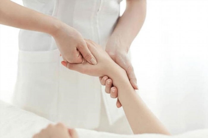 Bấm huyệt tay là một phương pháp trong y học cổ truyền, được sử dụng để điều trị nhiều vấn đề sức khỏe khác nhau bằng cách kích thích các điểm huyệt trên bàn tay.