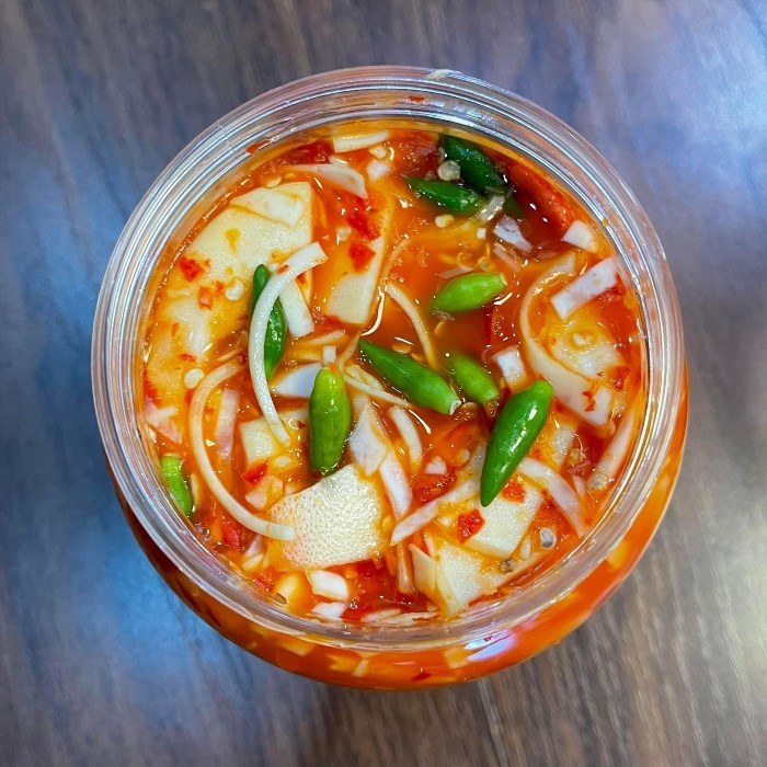 Ngâm măng ớt là một món ăn truyền thống của người Việt Nam, thường được chế biến từ măng tươi và ớt cay. Món ăn này có vị chua ngọt, cay nồng và thường được dùng như một món nhắm trong các bữa ăn gia đình hoặc tiệc tùng.