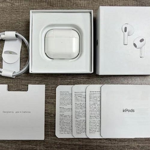 Cách phân biệt AirPods thật và giả có thể được xác định thông qua sách hướng dẫn sử dụng đi kèm, trong đó sẽ có các chỉ dẫn chi tiết về cách sử dụng và chức năng của tai nghe.