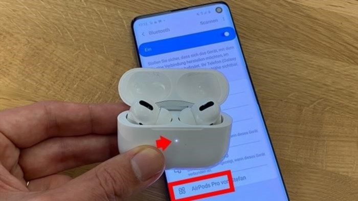 Cách kết nối AirPods với các thiết bị không phải là Apple bao gồm việc mở hộp sạc AirPods và đặt chúng gần thiết bị bạn muốn kết nối, sau đó truy cập vào cài đặt Bluetooth trên thiết bị và chọn AirPods trong danh sách các thiết bị Bluetooth khả dụng.