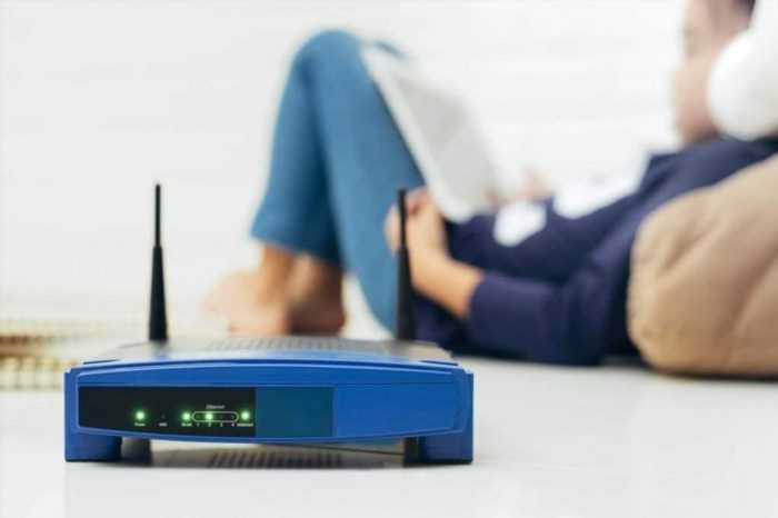 Thay đổi vị trí đặt thiết bị modem nhằm cải thiện tín hiệu internet và tăng khả năng kết nối mạng, đồng thời giảm thiểu sự ảnh hưởng từ các tác động bên ngoài như tường, đồ nội thất hoặc thiết bị điện tử khác.