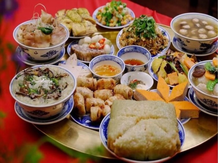 3 Mâm cơm cúng gia tiên là một nghi lễ truyền thống của người Việt Nam, thể hiện lòng biết ơn và tôn kính đối với tổ tiên, với sự chuẩn bị cẩn thận và sự trang trọng trong việc sắp xếp các món ăn trên ba mâm cúng.