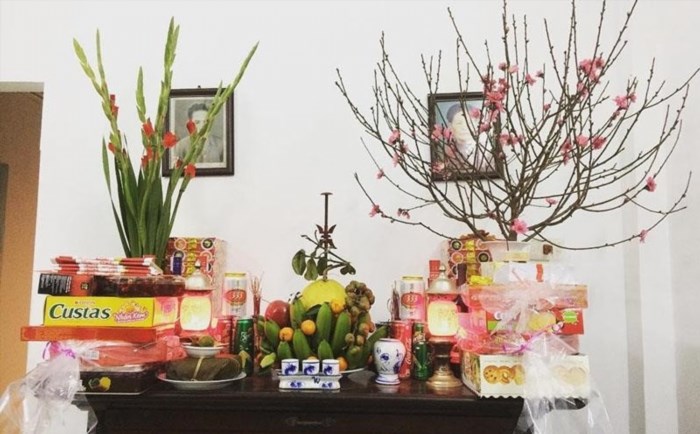 Nên cắm hoa đào và hoa mai trên bàn thờ ngày Tết để tượng trưng cho sự thịnh vượng và may mắn trong năm mới.