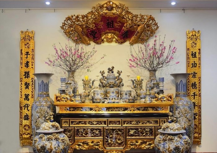 Đồ trang trí bàn thờ ngày Tết là những vật dụng được sử dụng để trang trí bàn thờ trong ngày Tết, thể hiện sự trang nghiêm và tín ngưỡng tôn giáo của người Việt Nam trong việc cúng tổ tiên và tạo không khí trang trọng, ấm cúng trong gia đình.