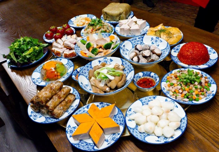 Cách bày trí mâm cơm cúng ngày Tết là một phần không thể thiếu trong nghi lễ truyền thống của người Việt Nam, bao gồm các món ăn truyền thống như bánh chưng, bánh tét, thịt gà, thịt heo, nước mắm, rượu và các loại hoa quả tươi ngon. Mâm cơm được bày trí tỉ mỉ và trang trọng, tượng trưng cho sự tôn kính và lòng thành kính dành cho tổ tiên và các vị thần linh.