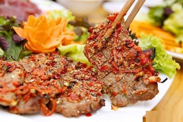 Ướp thịt nướng với sa tế là một phương pháp truyền thống của ẩm thực Việt Nam, tạo ra một hương vị đặc biệt và hấp dẫn. Sa tế được làm từ các loại gia vị và thảo mộc tươi ngon, kết hợp với thịt nướng để tạo ra một món ăn ngon lành và thơm ngon.