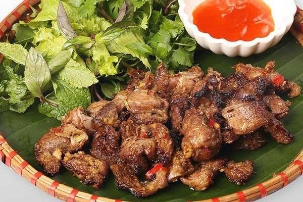Ướp thịt ba chỉ nướng riềng mẻ là một món ăn truyền thống của Việt Nam, được chế biến từ ba chỉ heo tươi ngon. Thịt được ướp với gia vị riềng mẻ, tạo nên hương vị độc đáo và hấp dẫn.