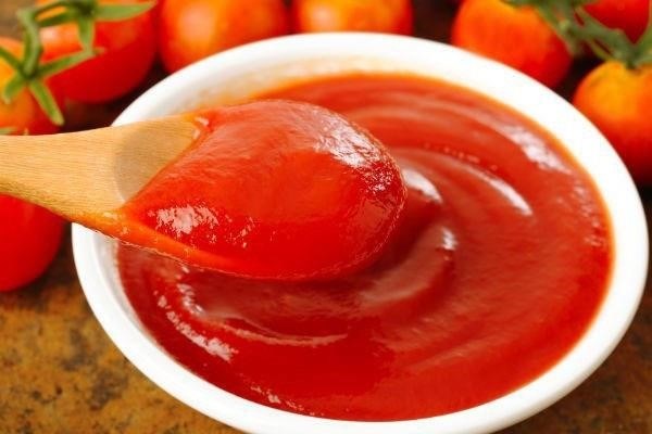 Sốt cà chua là một loại nước sốt được làm từ cà chua, thường được sử dụng để thêm hương vị đặc biệt và tạo độ bóng cho các món ăn. Nó có màu đỏ đặc trưng và vị chua ngọt, thường được dùng kèm với các món ăn như bánh mì, pasta hoặc pizza.