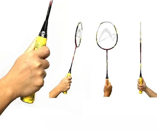 Cầm vợt trái tay, ngón cái đặt ở cạnh tay cầm (Backhand thumb grip) là một phong cách cầm vợt trong môn quần vợt, được sử dụng để tăng cường sự kiểm soát và độ chính xác trong các cú đánh phía sau.