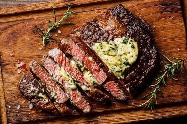 Sau khi chuyển beef steak ra thớt, bạn nên đậy nắp lại (nhưng không quá kín) và để thịt nghỉ khoảng 10 phút để giữ được hương vị tốt nhất. Sau đó, bạn có thể thái thịt thành các miếng dày khoảng 1cm. Để tăng thêm hương vị, hãy rưới thêm nước sốt bơ lên miếng steak đã được cắt lát trước khi thưởng thức.