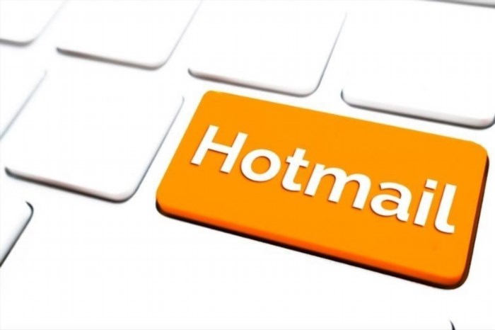 Qúa trình phát triển của Hotmail bắt đầu từ năm 1996 khi hai sinh viên của Đại học Stanford là Sabeer Bhatia và Jack Smith đã thành lập công ty Hotmail Corporation. Sau đó, họ phát triển dịch vụ email miễn phí và đặt tên là 
