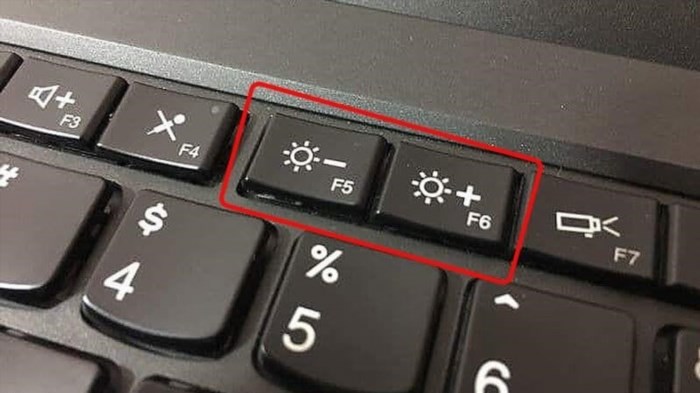 Để điều chỉnh độ sáng màn hình bằng phím tắt trên bàn phím, bạn có thể sử dụng các phím tắt như Fn + F6 hoặc Fn + F7 trên bàn phím.