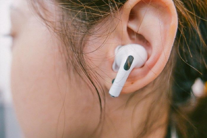 Tai nghe AirPods là một dòng sản phẩm tai nghe không dây được Apple phát triển, với thiết kế hiện đại và tiện lợi. Tai nghe này có khả năng kết nối tự động với các thiết bị Apple, mang đến âm thanh chất lượng cao và trải nghiệm nghe nhạc tuyệt vời cho người dùng.