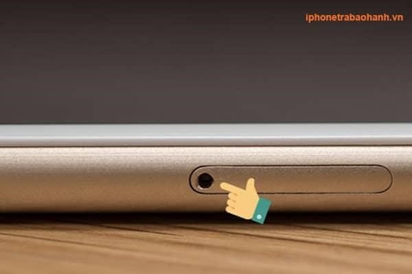 Khay sim iphone là một phụ kiện quan trọng trên điện thoại iPhone, được thiết kế để chứa và lắp đặt sim card. Khay sim iphone giúp người dùng dễ dàng thay đổi sim card, cài đặt và kích hoạt các dịch vụ liên quan đến mạng di động.