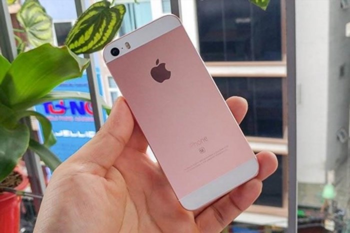 Trên tay chiếc iPhone SE 2016 màu hồng ngọt ngào.