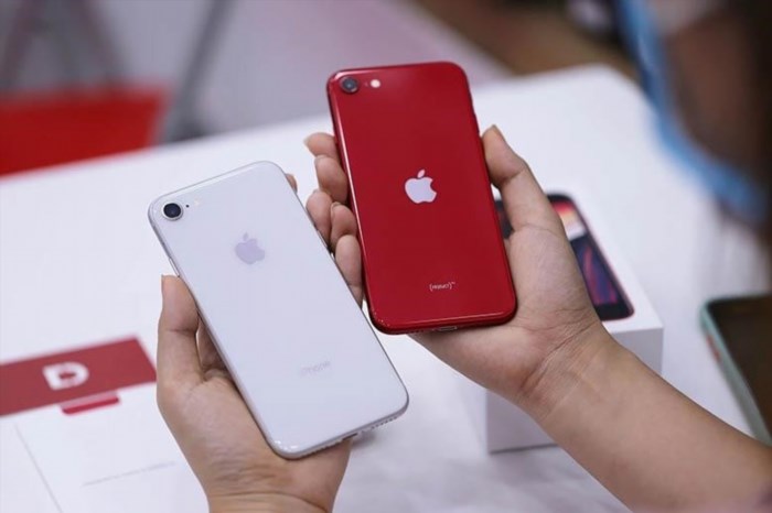 So sánh iPhone SE 2020 màu trắng và màu đỏ.