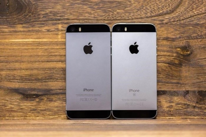 Bề mặt phía sau của iPhone SE 2016 có phiên bản màu xám và bạc.