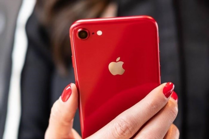Trên tay iPhone SE 2020 màu đỏ vô cùng hấp dẫn.