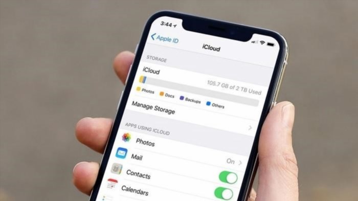 iCloud là dịch vụ lưu trữ đám mây của Apple, cho phép người dùng lưu trữ và chia sẻ dữ liệu, hình ảnh, video và các tệp tin khác từ các thiết bị Apple khác nhau. iCloud cũng cung cấp tính năng đồng bộ hóa dữ liệu giữa các thiết bị và sao lưu dữ liệu quan trọng để đảm bảo an toàn và truy cập dễ dàng.