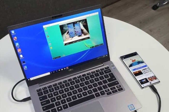 Samsung DeX là một công nghệ giúp biến chiếc điện thoại thông minh thành một máy tính hoàn chỉnh, cho phép người dùng trải nghiệm công việc và giải trí trên màn hình lớn và bàn phím.