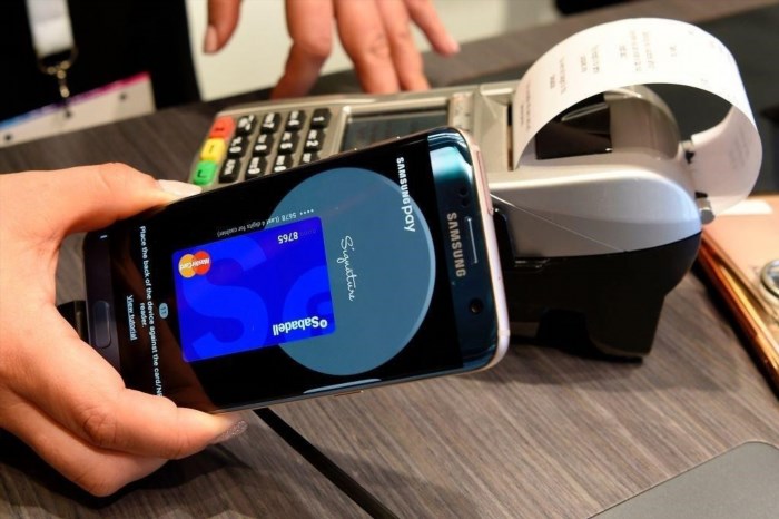 Samsung Pay là một dịch vụ thanh toán di động được phát triển bởi Samsung Electronics, cho phép người dùng thực hiện các giao dịch thanh toán bằng điện thoại thông minh của họ. Nó sử dụng công nghệ NFC và MST để giao tiếp với các máy POS và máy đọc thẻ, giúp người dùng tiện lợi và an toàn khi thanh toán.