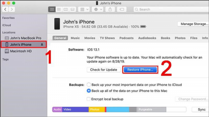 4. Hướng dẫn khôi phục ảnh đã xóa trên iPhone bằng Finder: Đầu tiên, kết nối iPhone của bạn với máy tính sử dụng cáp USB. Sau đó, mở ứng dụng Finder trên máy tính Mac của bạn. Tiếp theo, trong cột bên trái của Finder, bạn sẽ thấy iPhone của mình được hiển thị. Bấm vào tên iPhone để truy cập vào nó. Trên thanh menu phía trên cùng, chọn 