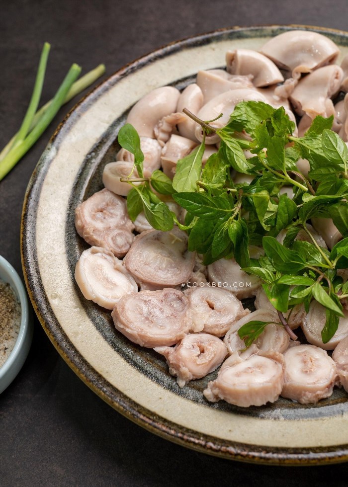 Tràng lợn luộc là một món ăn truyền thống của Việt Nam, được chế biến từ tràng lợn tươi ngon. Món ăn này có hương vị đặc trưng, thường được nấu chín mềm và thơm ngon.