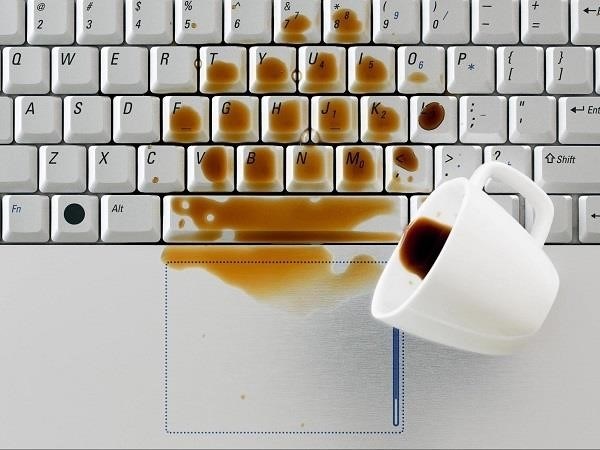 Bàn phím bị ngấm chất lỏng là tình trạng khi một loại chất lỏng (như nước, nước giải khát, cà phê,..) đã thâm nhập vào bàn phím và gây ra các vấn đề về hoạt động của nó, như làm hỏng các phím, gây ra hiện tượng bàn phím không hoạt động, hay gây ra các lỗi khi gõ phím.