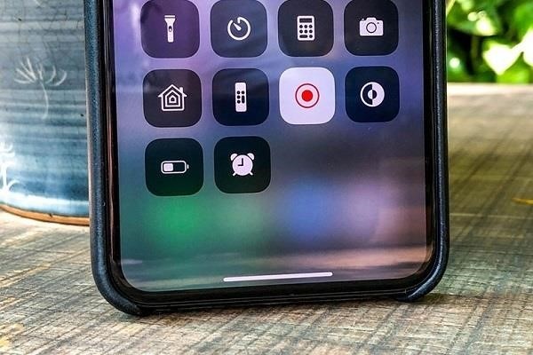 Để quay màn hình trên iPhone chạy hệ điều hành iOS 13, 14, 15, bạn có thể sử dụng tính năng quay màn hình có sẵn của thiết bị. Bằng cách vuốt từ cạnh dưới màn hình lên và nhấn vào biểu tượng 
