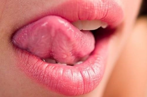 Do thói quen liếm môi, không chỉ là một hành động thường ngày của nhiều người mà còn có thể là dấu hiệu của sự căng thẳng, lo lắng hoặc sự thiếu tự tin.