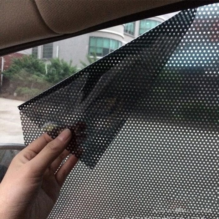 Rèm dán kính ô tô giúp giảm được tia tử ngoại và nhiệt độ bên trong xe, bảo vệ cho người lái và hành khách khỏi ánh nắng mặt trời gay gắt và tia UV gây hại.