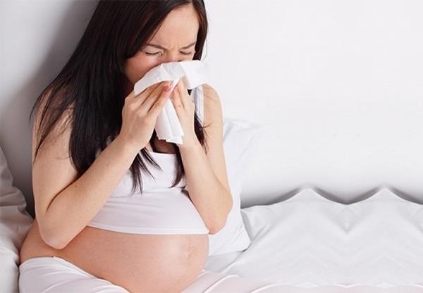 Triệu chứng bị cảm khi mang thai thường gặp bao gồm sự mệt mỏi, đau đầu, nghẹt mũi, ho, đau họng và sốt nhẹ.