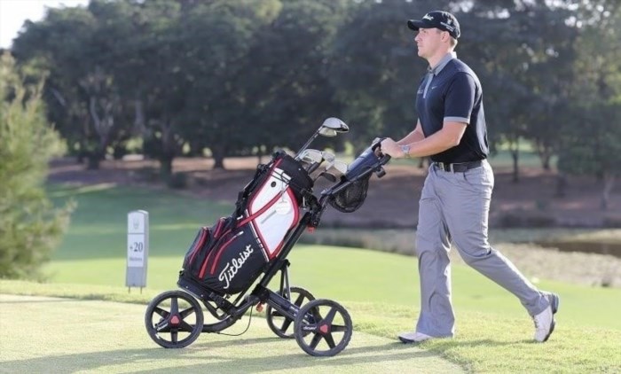 Xe đẩy giúp golf thủ tiết kiệm năng lượng mang theo dụng cụ khi chơi golf.