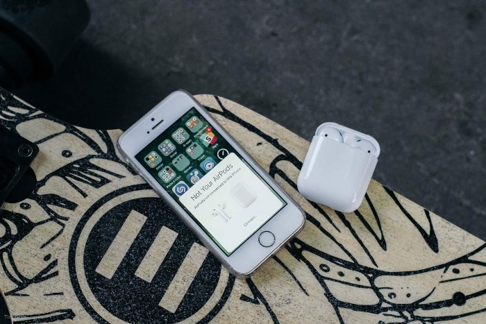 Hướng dẫn cách reset tai nghe Apple AirPods bao gồm các bước thực hiện đơn giản để khôi phục lại cài đặt mặc định của tai nghe, bao gồm việc nhấn và giữ nút kết nối trên hộp sạc và trên tai nghe, sau đó đợi cho đến khi đèn LED nhấp nháy màu trắng.